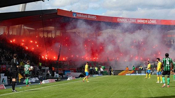 Fans von Hannover 96 zünden im Niedersachsenderby bei Eintracht Braunschweig Pyrotechnik © IMAGO/regios24 Foto: Darius Simka