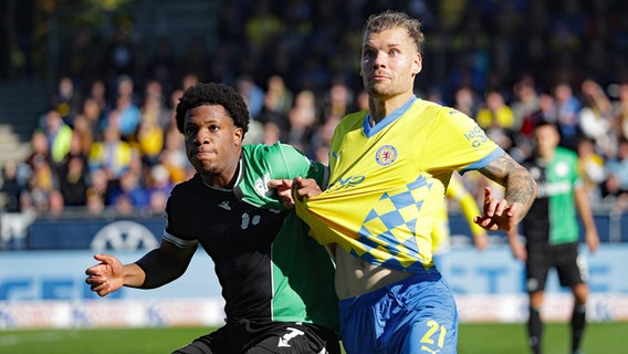 Kevin Ehlers (r.) von Eintracht Braunschweig im Zweikampf mit Hannovers Jessic Ngankam © IMAGO/Susanne Hübner Foto: Susanne Hübner