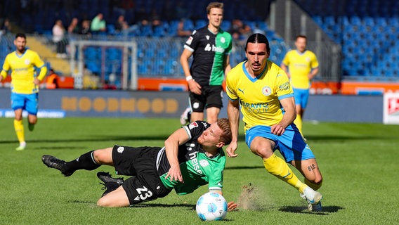 Rayan Philippe von Eintracht Braunschweig (r.) schüttelt Marcel Halstenberg von Hannover 96 im Zweikampf ab © IMAGO/regios24 Foto: Darius Simka