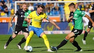 Ermin Bicakcic von Eintracht Braunschweig (M.) kämpft mit Nicolo Tresoldi (r.) und Andreas Voglsammer von Hannover 96 um den Ball © IMAGO/Susanne Hübner Foto: Susanne Hübner