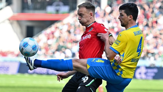 Eintracht Braunschweigs Nikolaou und Hannovers Nielsen im Duell © picture-alliance / dpa 