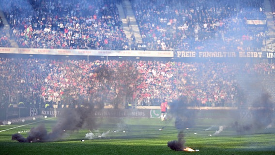 Rauchtöpfe auf dem Rasen der Arena in Hannover © picture-alliance / dpa 