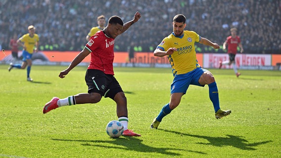 Spielszene Hannover 96 gegen EIntracht Braunschweig © picture-alliance / dpa 