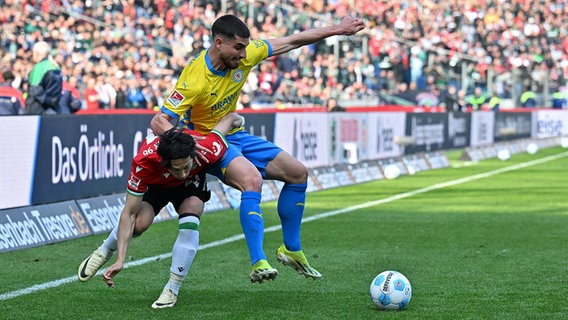 Spielszene Hannover 96 gegen EIntracht Braunschweig © picture-alliance / dpa 