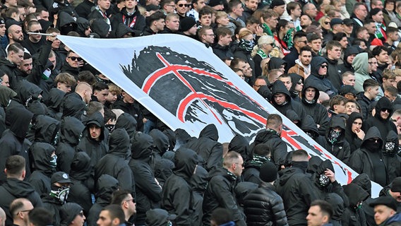 Fans von Hannover 96 halten ein Plakat mit einem Fadenkreuz hoch. © picture-alliance / dpa 