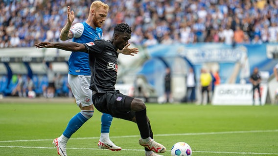 Duell zwischen Rostocks Nils Fröling (l.) und Osnabrücks Maxwell Gyamfi © picture alliance / Fotostand 