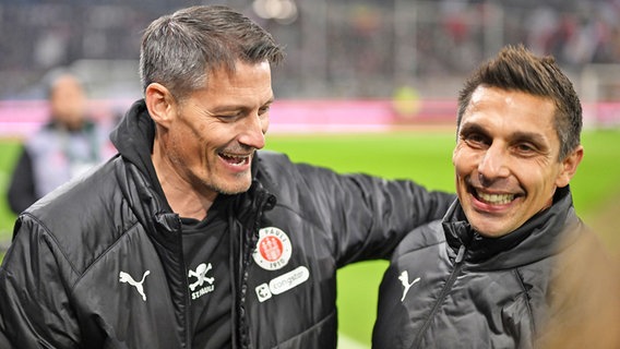 Trainer Alexander Blessin (l.) vom FC St. Pauli mit Coach Marcel Rapp von Holstein Kiel © Witters 