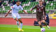 Zweikampf im Nordduell zwischen Werder Bremen und dem FC St. Pauli: Felix Agu (l.) gegen den Hamburger Johannes Eggestein © IMAGO/nordphoto Foto: Kokenge