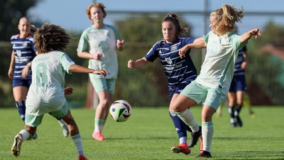 Spielszene des Test-Spiels SV Werder Bremen (grün) gegen den HSV © picture-alliance / foto2press | Oliver Baumgart 