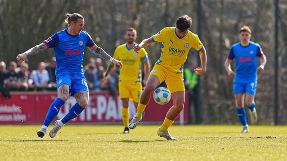 Holstein Kiel  - Eintracht Braunschweig, Testspiel: Marvin Schulz Holstein Kiel (l.) und Max Marie (Eintracht Braunschweig) © imago images / Eibner 