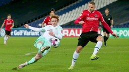 Werder Bremens Josh Sargent (l.) im Duell mit Marcel Franke von Hannover 96