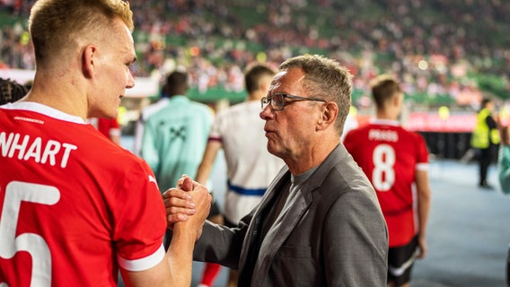 Österreichs Nationaltrainer Ralf Rangnick (r.) mit Philipp Lienhart © IMAGO/GEPA pictures Foto: Johannes Friedl