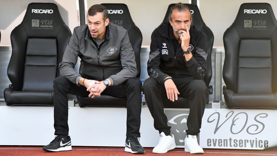 Sebastian Schachten (l., Sportlicher Leiter VfB Oldenburg) und Trainer Dario Fossi © picture alliance / nordphoto GmbH | Rojahn 