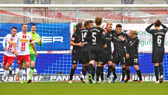 Jubel bei den Fußballern des VfL Osnabrück © imago images / Passion2Press 
