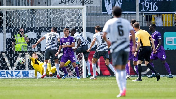 Sandhausens Spieler jubeln. © IMAGO / foto2press 