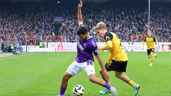 Osnabrücks Dave Gnaase (l.) im Zweikampf mit Dresdens Jonas Oehmichen © Imago Images 