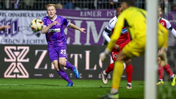 Niklas Wiemann (VfL Osnabrück 25) beim Schuss. © IMAGO / Maximilian Koch 