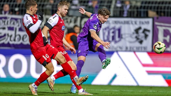 Erik Engelhardt (VfL Osnabrück 9) beim Schuss. © IMAGO / Maximilian Koch 