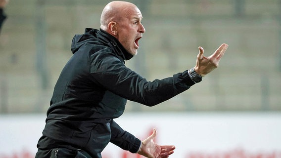 Trainer Marco Antwerpen gestikuliert. © IMAGO / Steinsiek.ch 