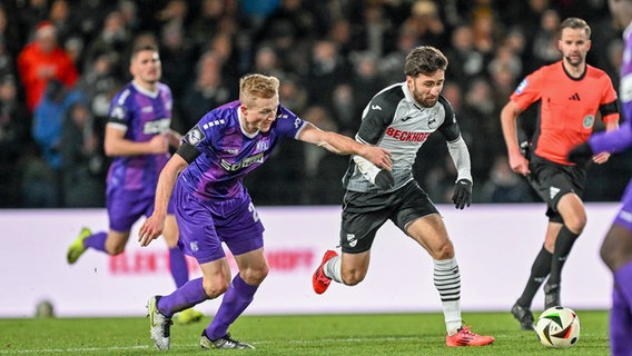 Verls Berkan Taz (r.) im Zweikampf gegen Osnabrücks Niklas Wiemann © Imago Images 