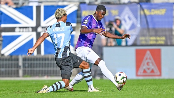 Maxwell Gyamfi (r.) vom VfL Osnabrück im Duell mit Samuel Abifade von Waldhof Mannheim © IMAGO / osnapix 