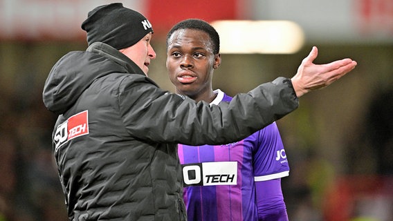 Osnabrücks Trainer Marco Antwerpen (l.) mit seinem Spieler Kofi Jeremy Amoako © IMAGO / pmk 