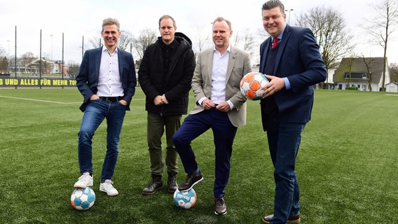 Zur Neugestaltung des Trainingsgeländes des FC St. Pauli an der Kollaustraße kamen Kay Gätgens (Bezirksamtsleiter Eimsbüttel), Präsident Oke Göttlich (St. Pauli), Andy Grote (Senator für Inneres und Sport), Dr. Andreas Dressel (Senator für Finanzen) zusammen. © Witters WID_8940 