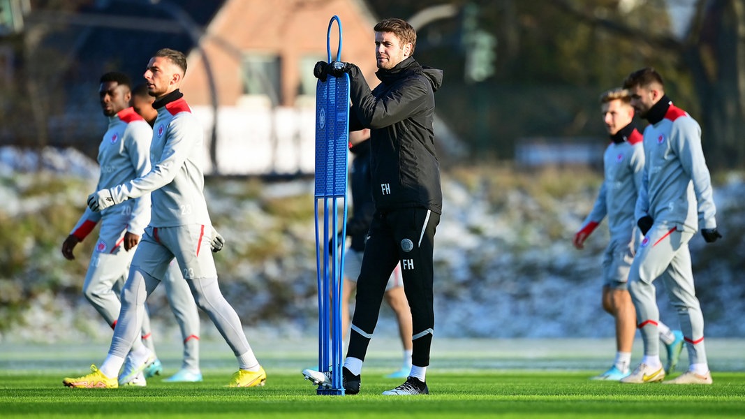 Fc St Pauli Trainingsauftakt Mit Fabian Hürzeler Als Coach Ndrde Fernsehen Sendungen A 