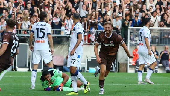 Carlo Boukhalfa (FC St. Pauli) bejubelt seinen Treffer zum 3:0. Fußball I Herren I Testspiel I Saison 2024-2025 I FC St. Pauli - Atalanta Bergamo I © Imago images Foto: Niklas Heiden