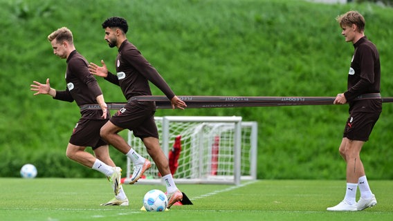 Johannes Eggestein (v.l.) Manolis Saliakas und Eric Smith vom FC St. Pauli © Witters 