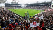 Fans im Millerntor-Stadion des FC St. Pauli © Witters 