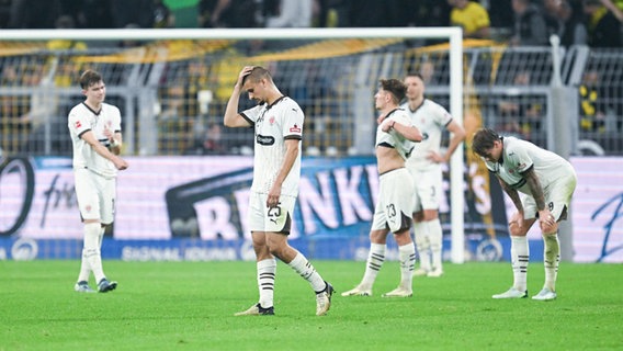 Die Spieler des FC St. Pauli nach der 1:2-Niederlage in Dortmund. © imago / Osnapix 