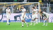 Die Spieler des FC St. Pauli nach der 1:2-Niederlage in Dortmund. © imago / Osnapix 