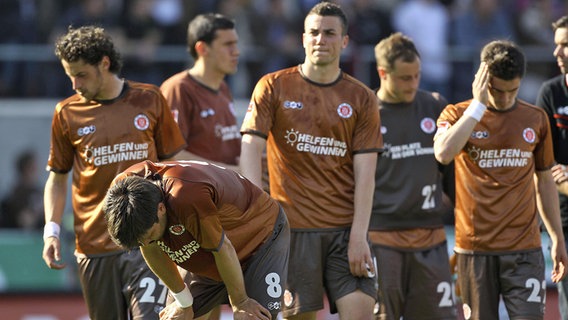 Die Spieler des FC St. Pauli sind enttäuscht. © IMAGO / Claus Bergmann 