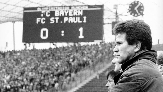 Bayern Münchens Trainer Jupp Heynckes vor der Anzeigetafel des Olympiastadions © IMAGO / WEREK 