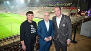 Miriam Wolframm (Vorstand FCSP-Genossenschaft), Dr. Peter Tschentscher (Erster Bürgermeister Hamburg, SPD) und St.-Pauli-Präsident Oke Göttlich (v.l.) © Witters 