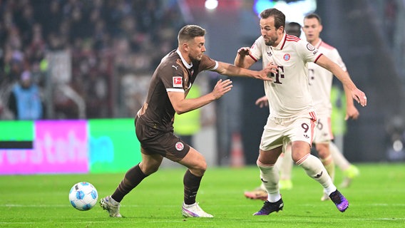 Hauke Wahl (l.) vom FC St. Pauli im Duell mit Harry Kane vom FC Bayern München © Witters 