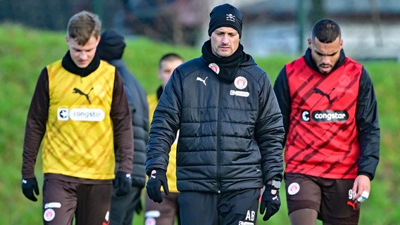 St. Paulis Trainer Alexander Blessin (M.) mit David Nemeth (l.) und Maurides. © Witters Foto: Tay Duc Lam