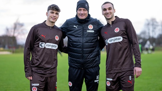 St. Paulis Trainer Alexander Blessin mit den Neuzugängen Noah Weißhaupt (l.) und James Sands © Witters 