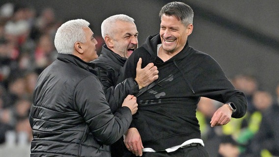 Alexander Blessin (r.), Trainer des FC St. Pauli freut sich mit Sportchef Andreas Bornemann (l.) und Co-Trainer Peter Németh. © picture alliance / Eibner-Pressefoto 