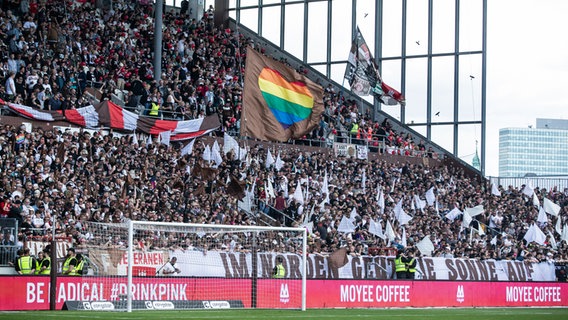 Fans des FC St. Pauli im Millerntor-Stadion © picture alliance / BEAUTIFUL SPORTS | BEAUTIFUL SPORTS/Buriakov 