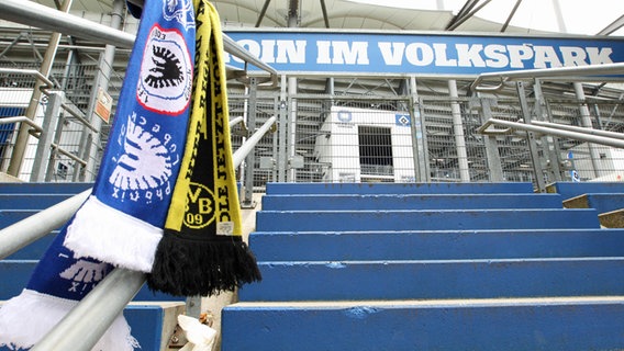 Vor einem Aufgang im Hamburger Volksparkstadion hängen die Vereinsschals von Phönix Lübeck und Borussia Dortmund, © IMAGO / Hanno Bode Foto: Hanno Bode