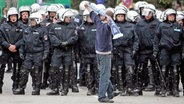 Ein HSV-Fans und viele Polizisten © imago images /DeFodi 