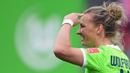 Alexandra Popp vom VfL Wolfsburg tippt sich mit dem Zeigefinger an die Stirn. © dpa-Bildfunk 