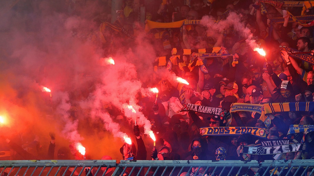 Im Fanblock von Eintracht Braunschweig werden während des Niedersachsenderbys Bengalos gezündet.