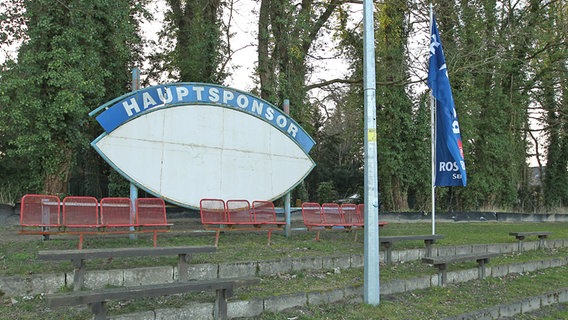 Tribüne auf der Sportanlage des Fußball-Oberligisten Rostocker FC © NDR Foto: Hanno Bode