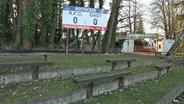 Tribüne auf der Sportanlage des Fußball-Oberligisten Rostocker FC © NDR Foto: Hanno Bode