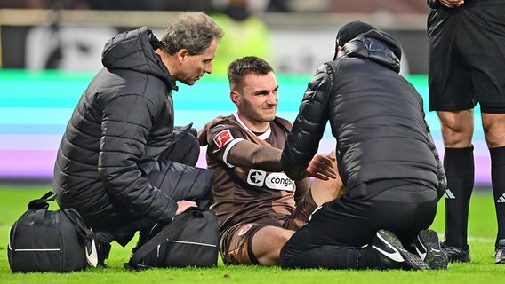 James Sands vom FC St. Pauli wird verletzt am Boden behandelt © Witters 