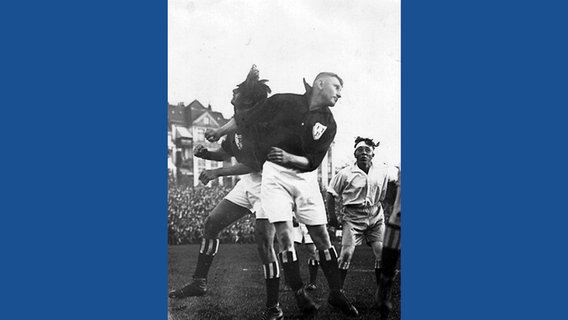Erwin Seeler (mit Stirnband) beim Endspiel der Bundesmeisterschaft 1929 zwischen dem SC Lorbeer von 1906 und Döbern  