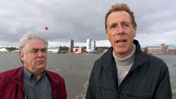 Dieter Matz (l.) und Helmut Schulte auf einer Barkasse im Hamburger Hafen. © Screenshot 